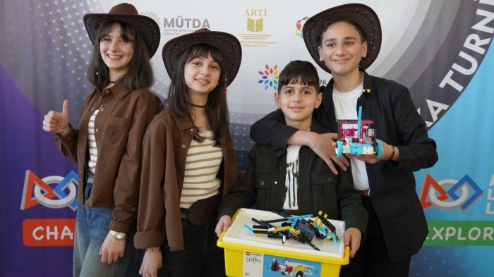 At the “FIRST LEGO League Challenge” Republic Tournament, students added a special atmosphere to the event with their colorful outfits.