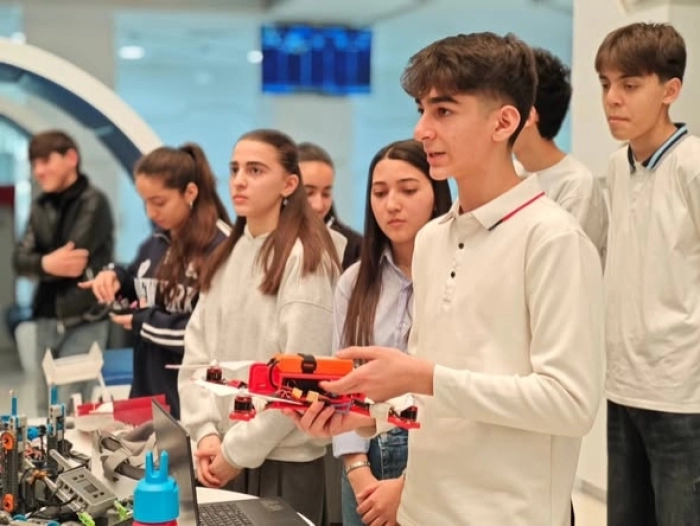 Sabirabad STEAM Mərkəzinin və Sabirabad regional “ASAN xidmət” mərkəzinin birgə təşkilatçılığı ilə “Texnologiyanın inkişafı, innovativ qurğuların öyrənilməsi və tətbiqi sahələri” mövzusunda tədbir həyata keçirilib.